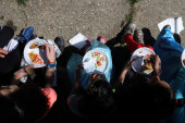 Ručak sa mališanima iz Svratišta na Dan dece koja žive i rade na ulici: Istraživanje pokazalo koliko povratnika uopšte ne ide u školu!