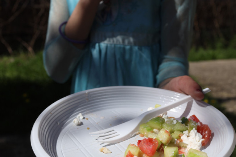 Oprez ako po vrućini nosite hranu na posao! Nutricionista upozorava: Jednu namirnicu svi vole u salati, a jako je opasna!