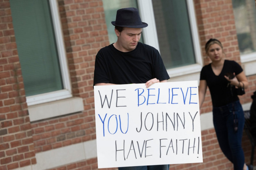 Počelo suđenje Džonija Depa i Amber Herd: Glumac došao u dobrom raspoloženju, ispred suda obožavaci sa transparentima (FOTO)