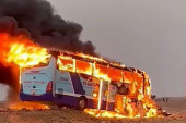 Tragedija na turističkom putovanju: Najmanje 10 mrtvih posle sudara autobusa i kamiona (VIDEO)