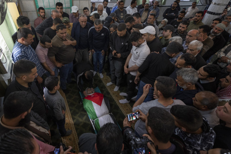 Izraelske snage ubile advokata Palestinca dok je vozio decu u kolima (UZNEMIRUJUĆE FOTOGRAFIJE)