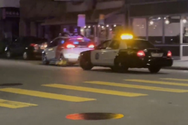 Policajac je zaustavio auto bez svetala, a onda ga je iznenadio nevidljivi vozač (VIDEO)