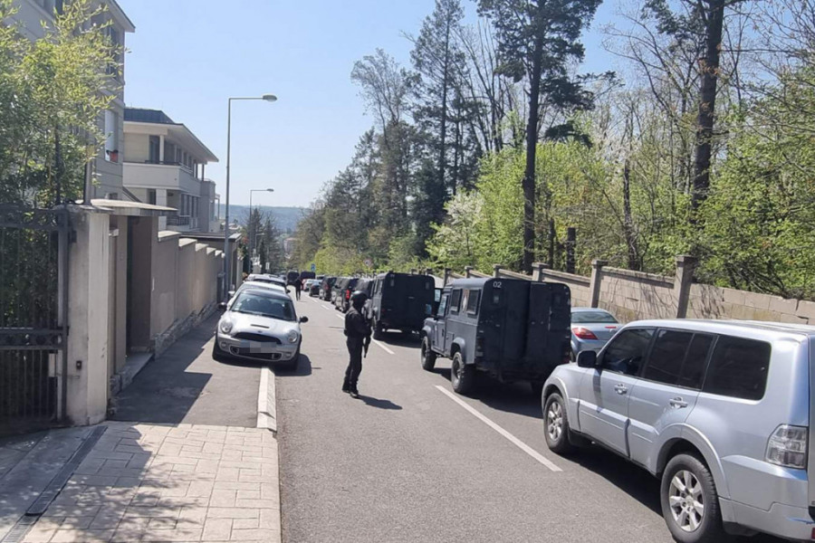 24sedam na licu mesta - specijalne jedinice, psi i ambulantna kola satima ispred Šarićeve vile: Uhapšeni odvezen u SBPOK! (FOTO/VIDEO)