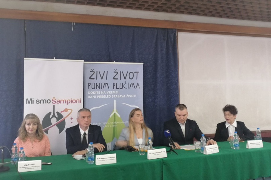 "Jednog dana samo sam osetila bol u ramenu, a onda sam ugledala svoju krv u lavabou": Mira (57) četiri godine bije bitku sa opakom bolešću