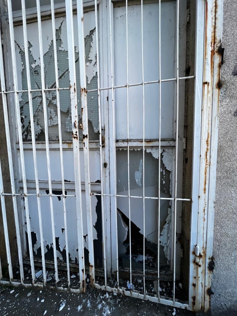 SNS na meti huligana: Jedan u nizu napada - oštećene stranačke prostorije u Rakovici!