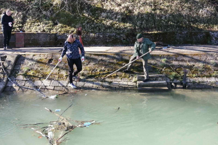 Ogromna gomila smeća izvučena iz jednog od najlepših bisera Srbije: Jezero Perućac čistilo 40 ljudi pomoću čamaca (FOTO)