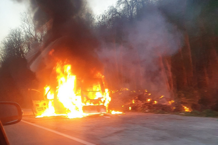 Buktinja na magistralnom putu kod Lučana: Zapalio se kombi, plamen velikom brzinom progutao čitavo vozilo (FOTO)