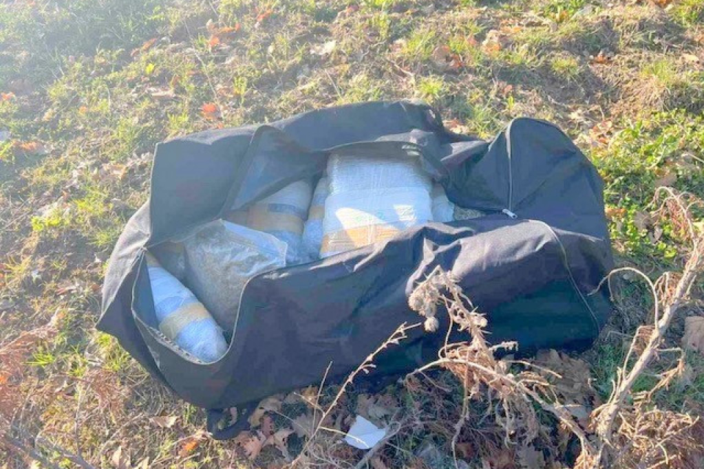 Neobična zaplena na Merdaru: Na travnjaku nedaleko od trake za teretni saobraćaj, pronađena "ničija" torba puna droge (FOTO)
