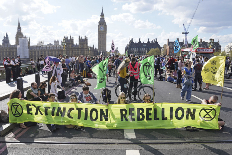 Akcija klimatskih aktivista u Londonu! Šestoro uhapšenih tokom protesta "Pobunjeni protiv istrebljenja" (FOTO)