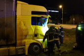 Stravičan udes u Nišu! Vozilo se zakucalo u ivičnjak kružnog toka, a potom u kamion i prevrnulo se! Dvoje povređenih (FOTO)