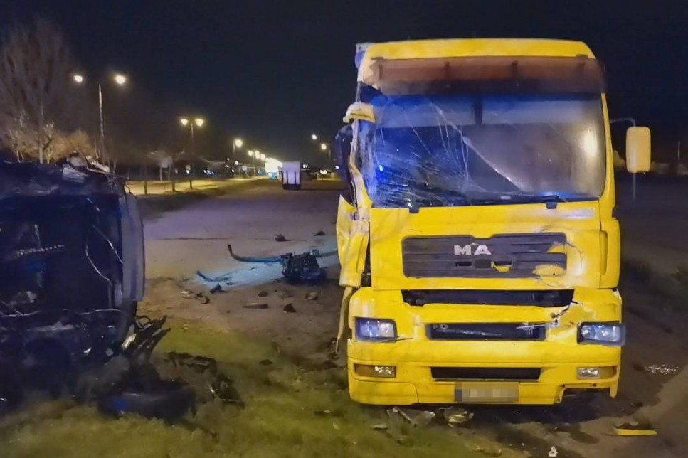 Prvi snimak jezive nesreće u Nišu: Automobil leteo 30 metara, pa se zakucao u kamion - čudo je da ima preživelih (FOTO/VIDEO)