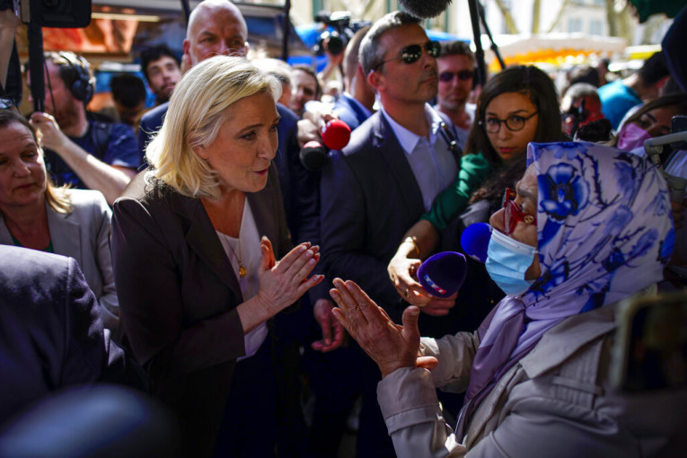 Le Penovu okružile muslimanke i pitale je šta ima protiv hidžaba: Objasnila je zašto hoće da zabrani pokrivanje glave (VIDEO)