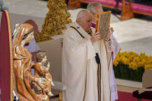 Papa Franja služio uskršnju misu prvi put od izbijanja pandemije