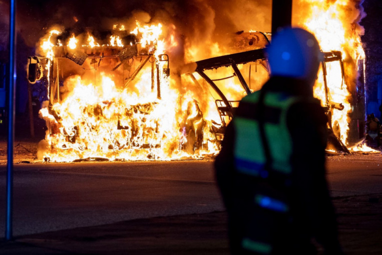 Besne neredi u Švedskoj: Desničari pretili da će spaliti Kuran, goreli automobili, kamenice letele na sve strane (VIDEO)