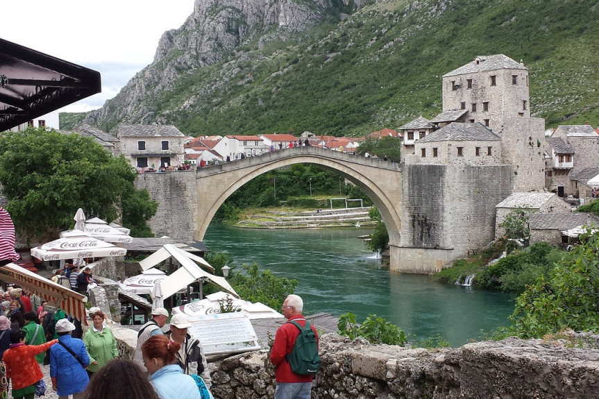 Gradske ulice puste!  Ispod Starog mosta u Mostaru izmereno 50 stepeni