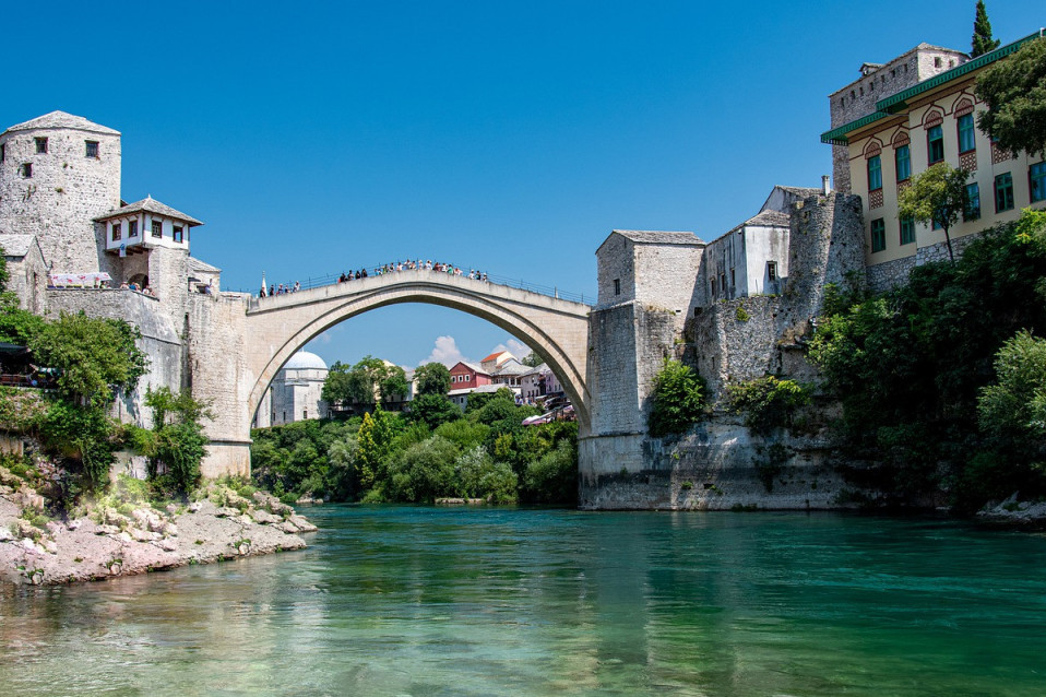 Uznemirujući snimak iz Mostara: Skok sa Starog mosta umalo da se završi tragično
