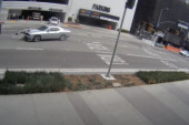 Žena pokušavala da pobegne od lopova, oni je pokosili kolima: U Los Anđelesu se pojavio novi "trend" među razbojnicima (VIDEO)