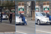 Haos u centru Beograda: Taksista "provozao" putnika na haubi, vožnji prethodila žučna rasprava (VIDEO)
