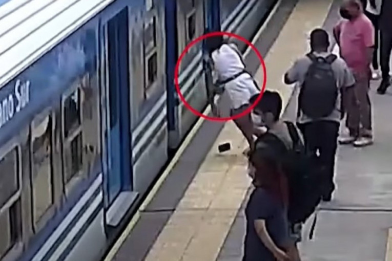 "Ne znam kako sam živa": Žena se onesvestila i pala pod voz u pokretu! (VIDEO)