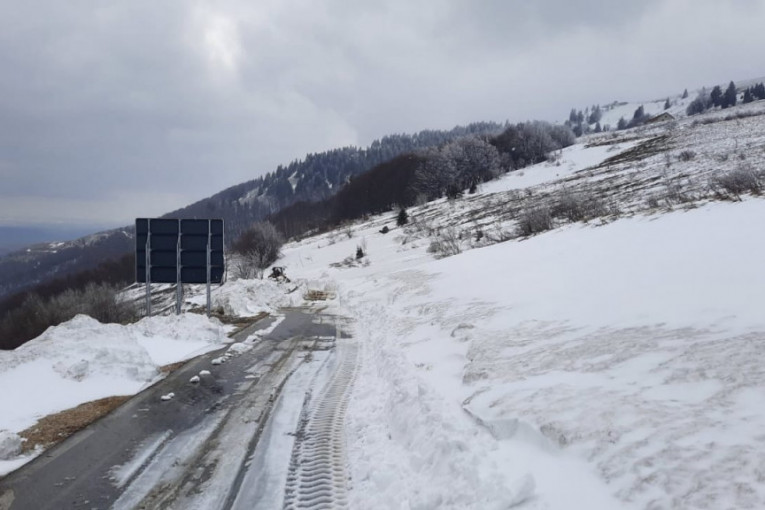 Putari uspeli da probiju snežne nanose na najrizičnijoj deonici u Srbiji: Preko Golije je opet prohodno (VIDEO)