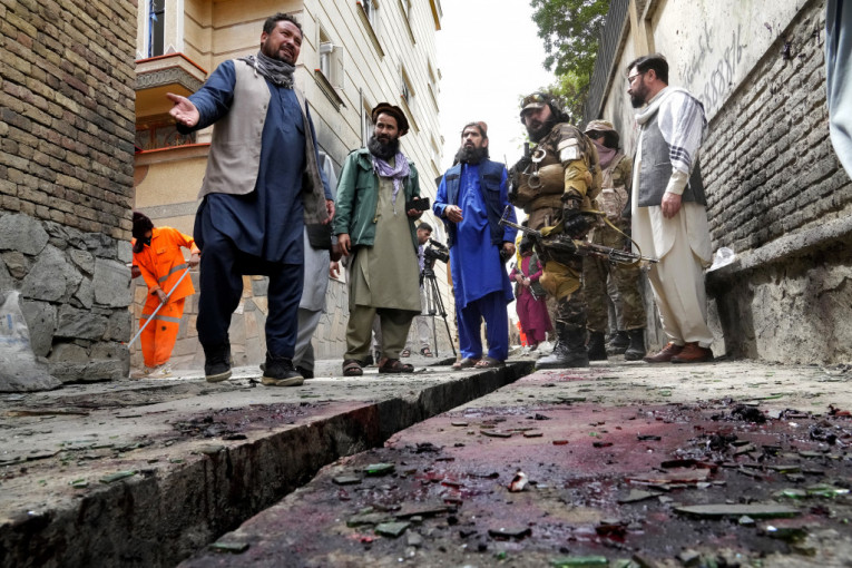 Jeziva eksplozija u Kabulu, najmanje 25 mrtvih, dosta povređene dece (FOTO)