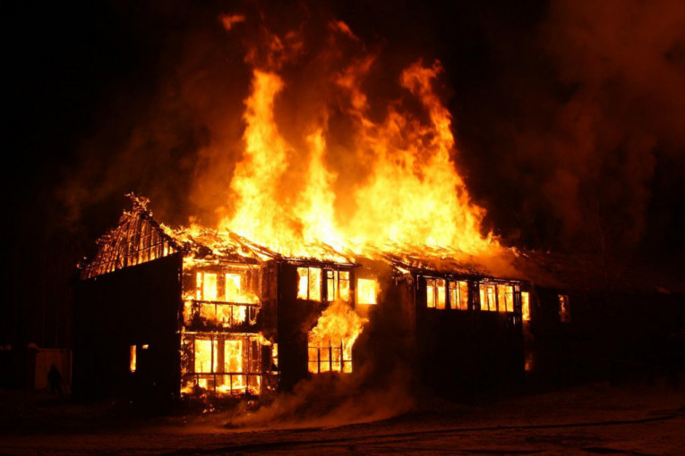 Novi incident na Kosovu i Metohiji: Izgorela povratnička kuća u Belom Polju kod Peći