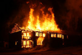 Požar buknuo u zoru, izgorelo čak 80 kuća: Stradalo šestoro dece, ljudi bili zarobljeni, nije im bilo spasa!