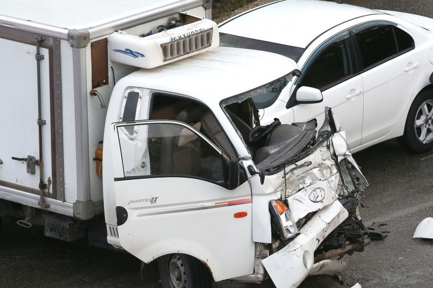Udes na Ibarskoj magistrali: Sudarili se dva automobila i kamion,  jedna osoba povređena