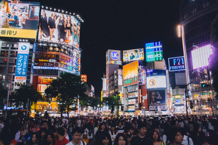 Bračnim parovima je zabranjeno da žive odvojeno, a u četrdesetima moraju da mere struk: Kako danas ljudi žive u Japanu