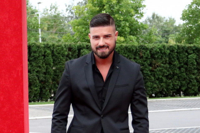 MC Stojan doživeo nezgodu na snimanju spota: Pevač pao sa motora i slomio ključnu kost! (VIDEO)