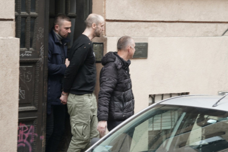 Šta se odvijalo u Dobračinoj ulici? Policajci vodili Kostića na pretres stana nakon stravične prijave (FOTO)