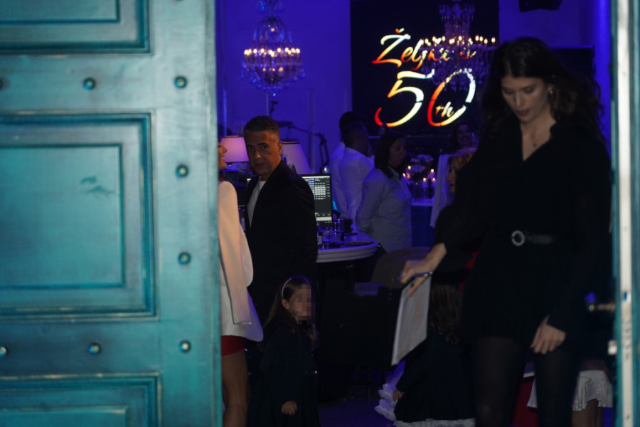 Joksimovići stigli na gala feštu sa decom: Jovana mi je za 50. rođendan poželela svašta, a poklonila nešto jako dobro! (FOTO/VIDEO)