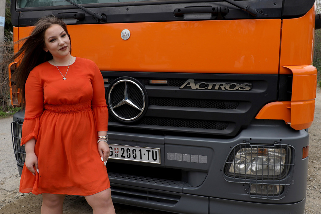 Kada Jovana sedne u kamion, svi zinu u čudu! Stalno joj stižu ponude za brak, a razlog je očigledan (FOTO/VIDEO)