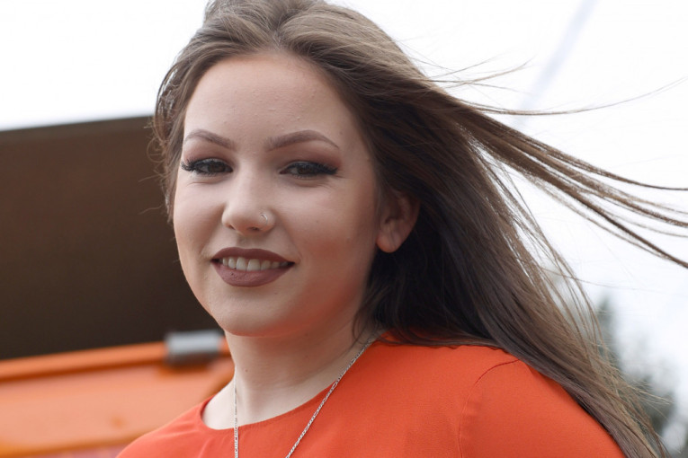 Kada Jovana sedne u kamion, svi zinu u čudu! Stalno joj stižu ponude za brak, a razlog je očigledan (FOTO/VIDEO)