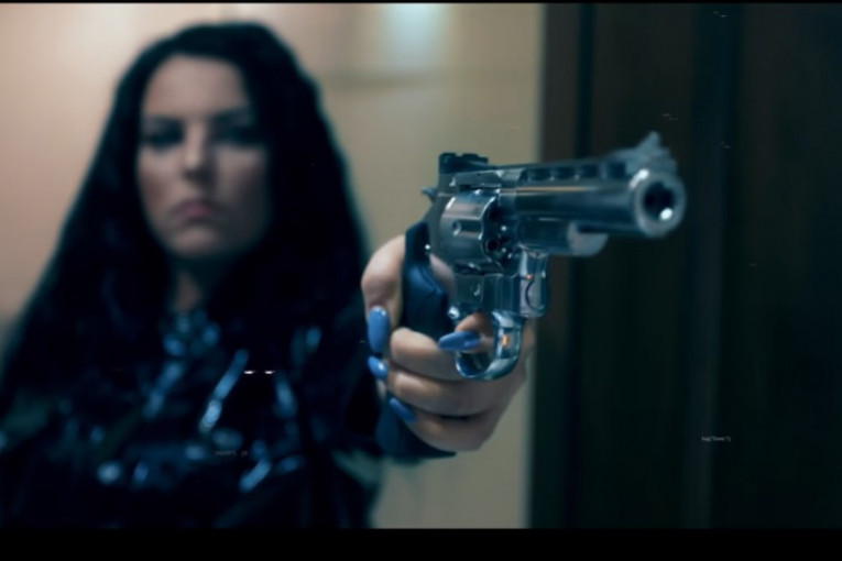 Pevačica Marija drži pištolj i sa plakata pominje ubistvo: "Ubistveni" marketing ili kažnjivo uznemiravanje javnosti?