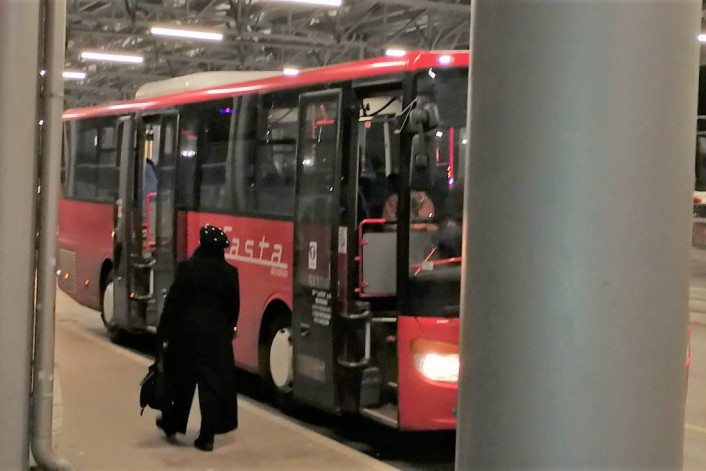 Obrušila se nadstrešnica! Meštani izvukli komšiju, izdahnuo po dolasku lekara