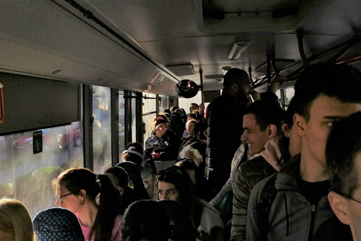 Ljudi platili karte da sede, a jedva mogli da stoje: "Lasta" poslala gradski bus na međugradsku liniju, pa ga još i prepunili (FOTO, VIDEO)
