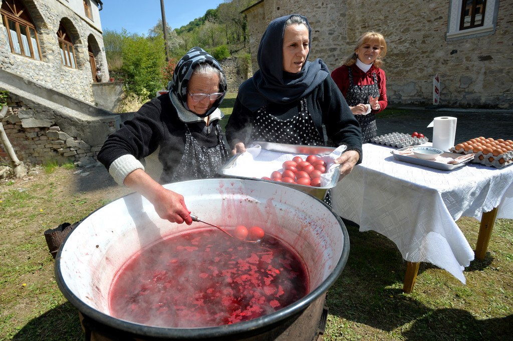 U ovom srpskom manastiru tradicija je da se jaja farbaju na Veliki četvrtak: Boje se istom bojom zbog sledeće simbolike!