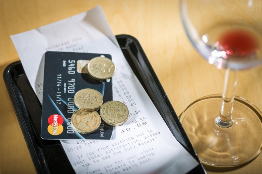 Šta kažu građani - da li da nam bakšiš ide "preko računa" (VIDEO)