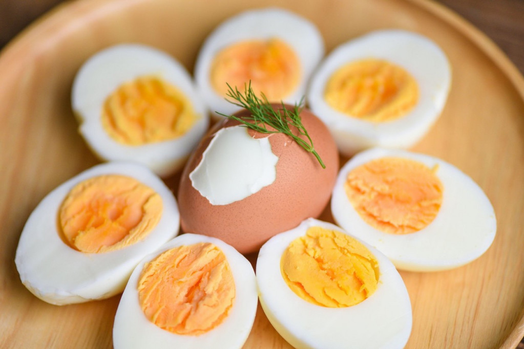 Da li ste znali da jaja možete da skuvate i na ovaj način? Biće tvrdo kuvana, a oljuštićete ih bez po muke (VIDEO)