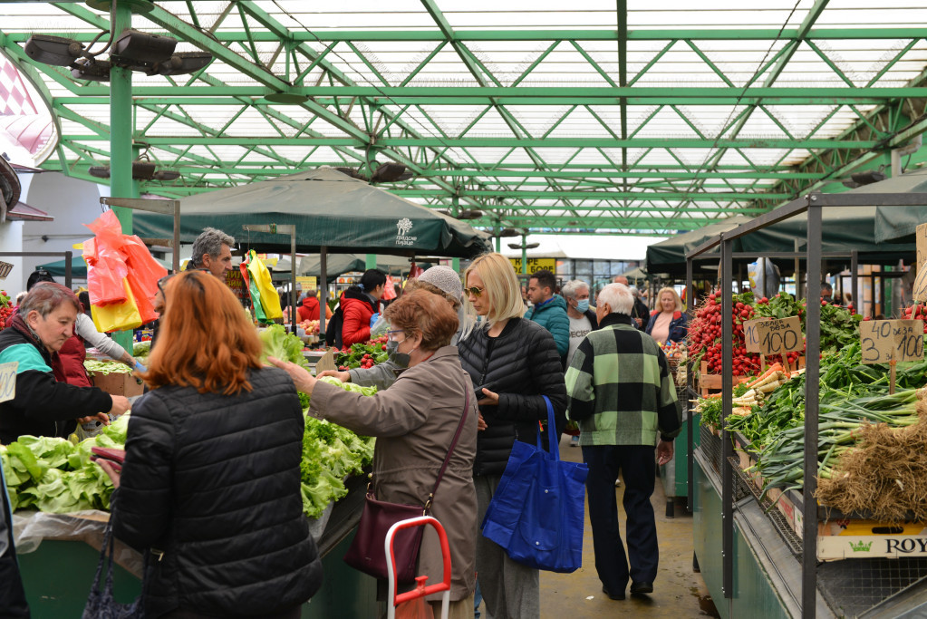 Radno vreme za praznike: Danas i sutra gradski prevoz saobraća po nedeljnom rasporedu, a tržni centri rade regularno