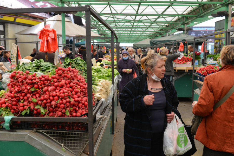 "Na tezgi je voće četiri puta skuplje nego u radnji!": Građani besni zbog paprenih cena na pijacama