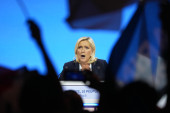 Marin le Pen pogođena jajetom u lice: Objavljen snimak, obezbeđenje hitno reagovalo (VIDEO)