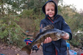 Stefan (6) je najmlađi i najslađi ribolovac u Nišu: Do sada upecao 38 vrsta riba, a ne plaši se čak ni žaba i zmija (FOTO)
