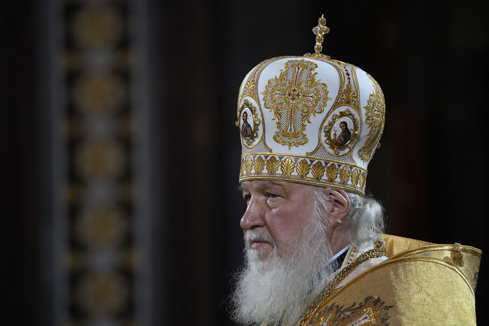 Patrijarh Kiril se okliznuo tokom službe i pao (VIDEO)