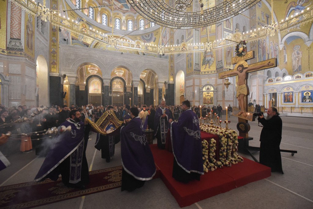 Patrijarh služio večernje, iz Hrama izneta Plaštanica (FOTO/VIDEO)