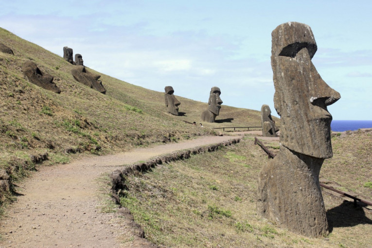 "Moai su potpuno ugljenisani!" Veliki požar na Uskršnjem ostrvu - čuvene statue oštećene! (VIDEO)