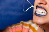 Stomatolozi upozoravaju da postoji pet loših stvari koje činimo svojim zubima i da pod hitno prestanemo to da radimo