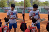 Novak se obradovao kao dete zbog poklona! Mali Japanci oduševili Srbina: Jaaaooo, sjajno, ovo je prelepo! (VIDEO)