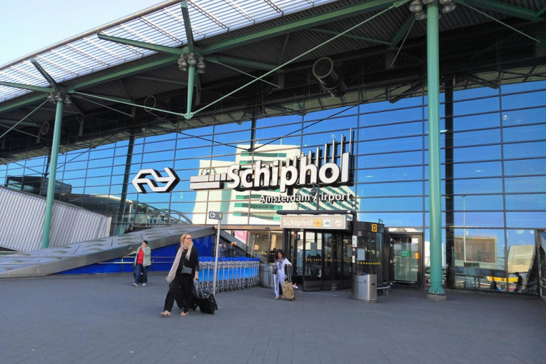 Kolaps na amsterdamskom aerodromu Šiphol: Otkazano na desetine letova tokom najprometnijih dana u godini (VIDEO)
